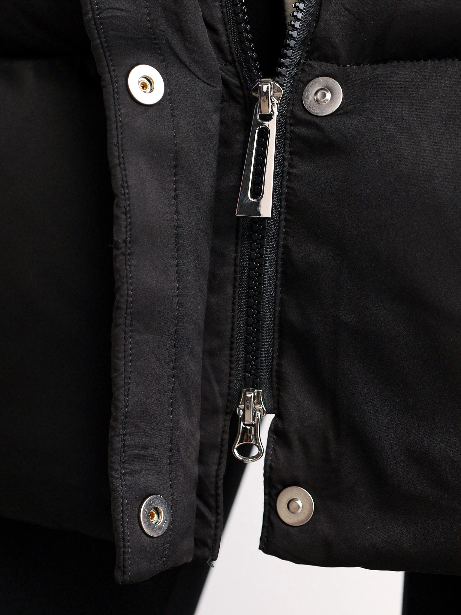 Пуховик черного цвета с капюшоном